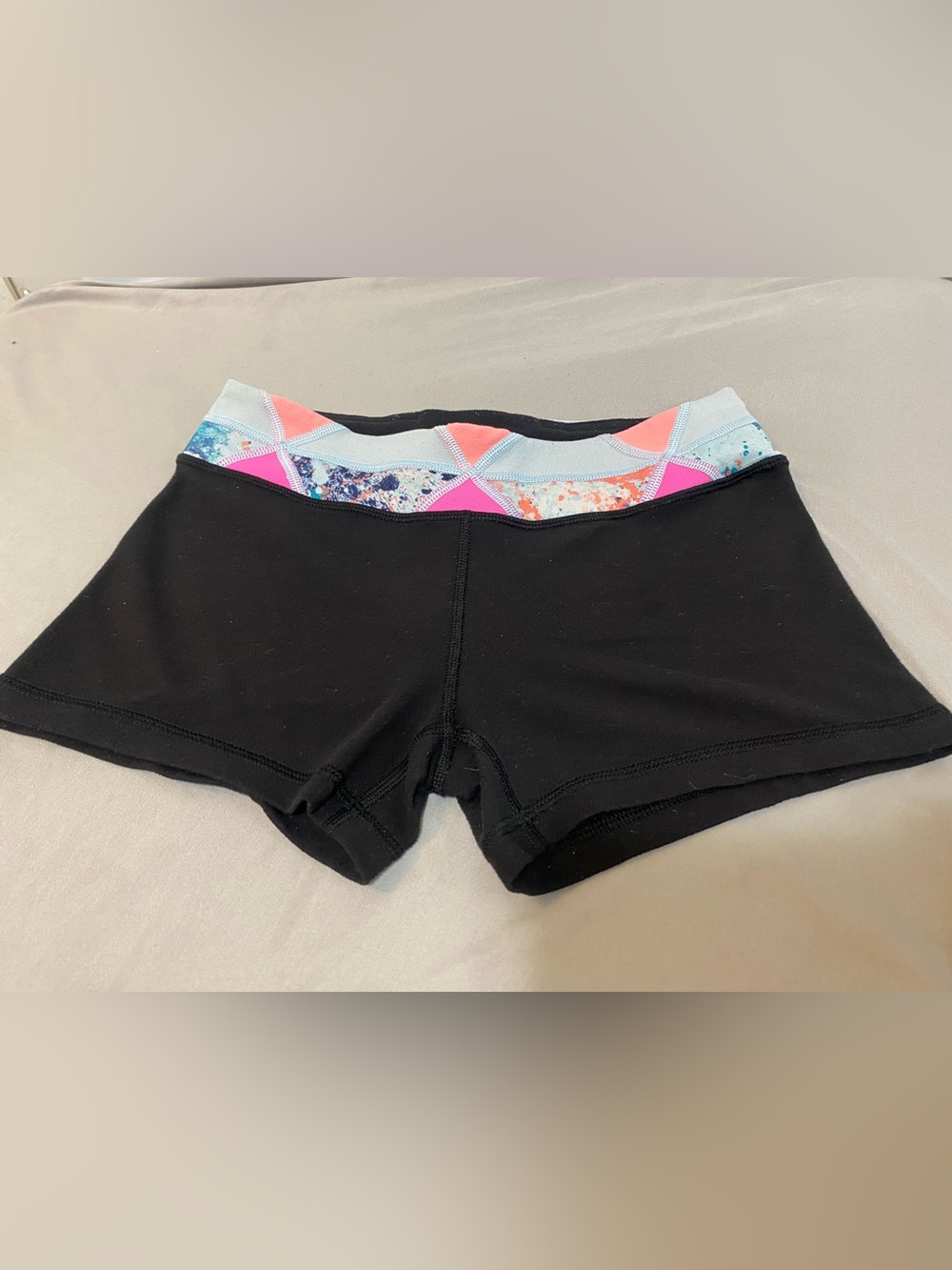 Ivivva by Lululemon Rhythmic Reversible Shorts Black Pattern Size 14 GUC